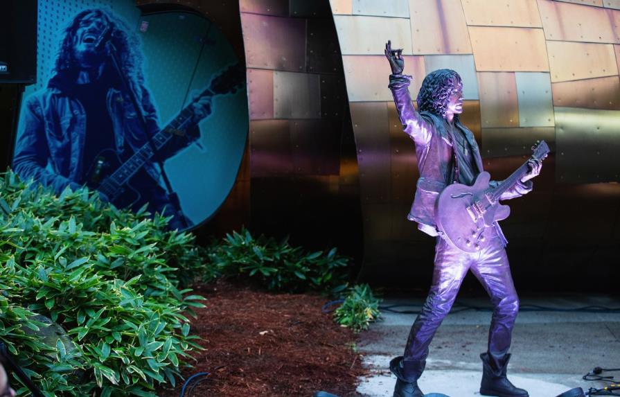 Develan estatua de Chris Cornell en Seattle