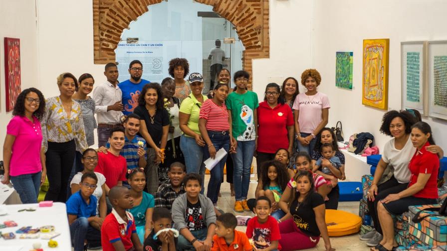 Niños participan en taller de arte