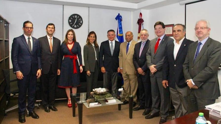 Reclamo de aumentar salario mínimo podría ser válido, pero hay que esperar el proceso Reclamo de aumentar salario mínimo podría ser válido, pero hay que esperar el proceso