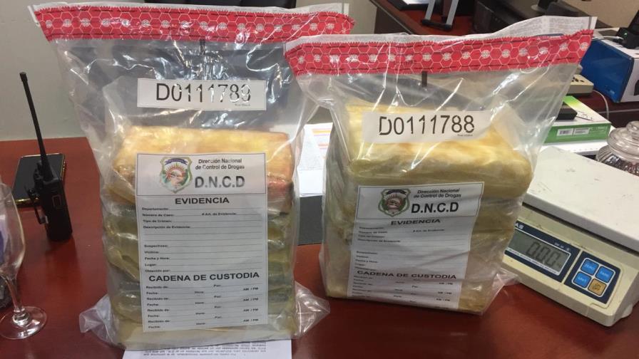 Detienen mujer que intentó llevar a Francia 10 kilos de cocaína en su equipaje Detienen mujer que intentó llevar a Francia 10 kilos de cocaína en su equipaje