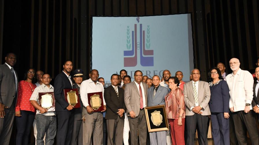 Norma Díaz y Moisés Lembert entre los homenajeados por Miderec en el Día de los Clubes