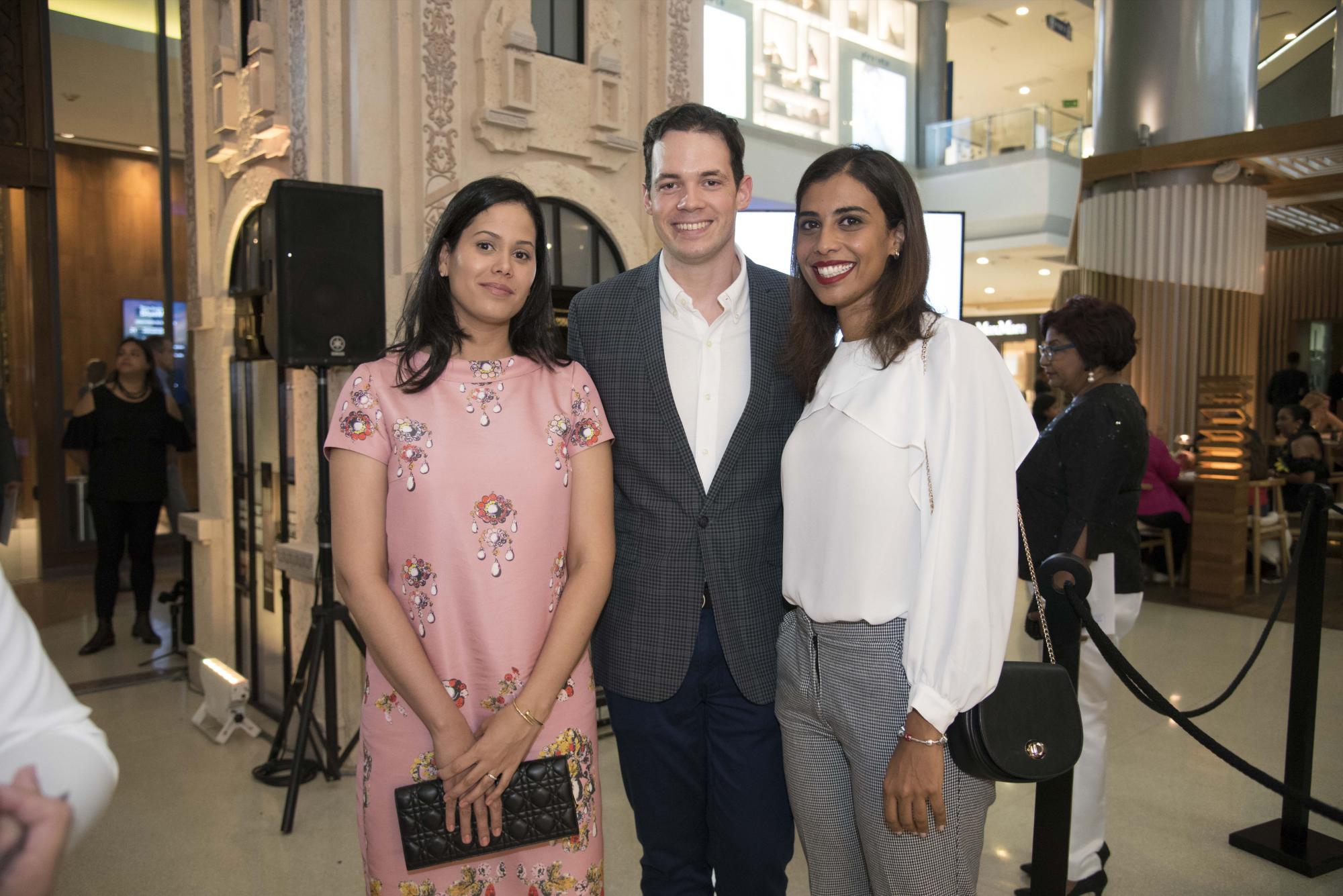 Karina Calderón, Luis Abreu y Manuela Freicia.
