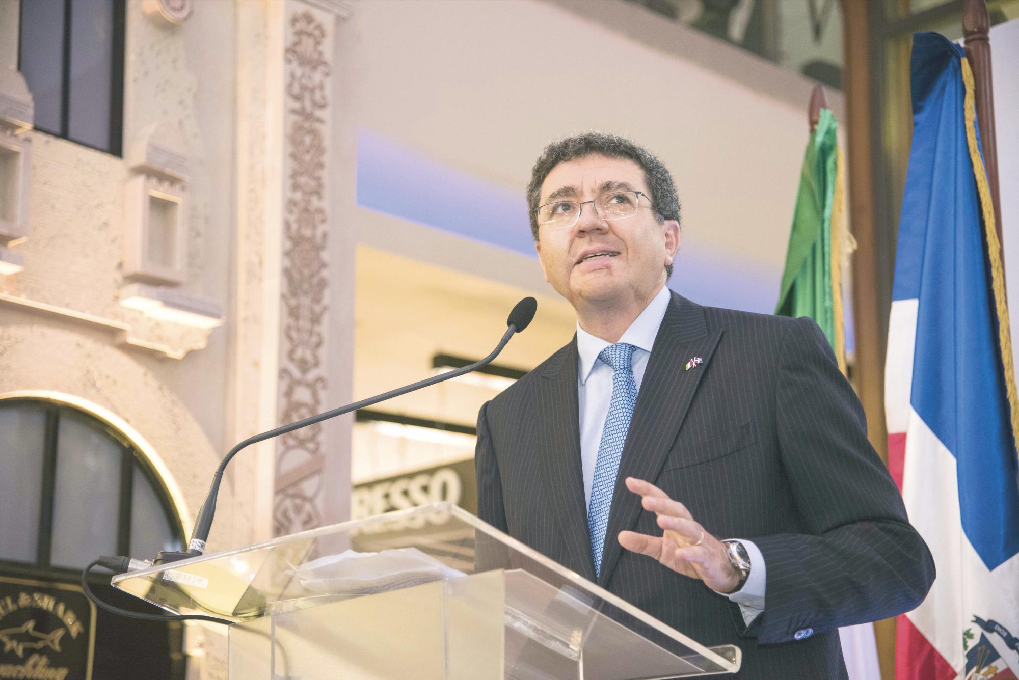 El embajador Andrea Canepri, mientras habla de la muestra.