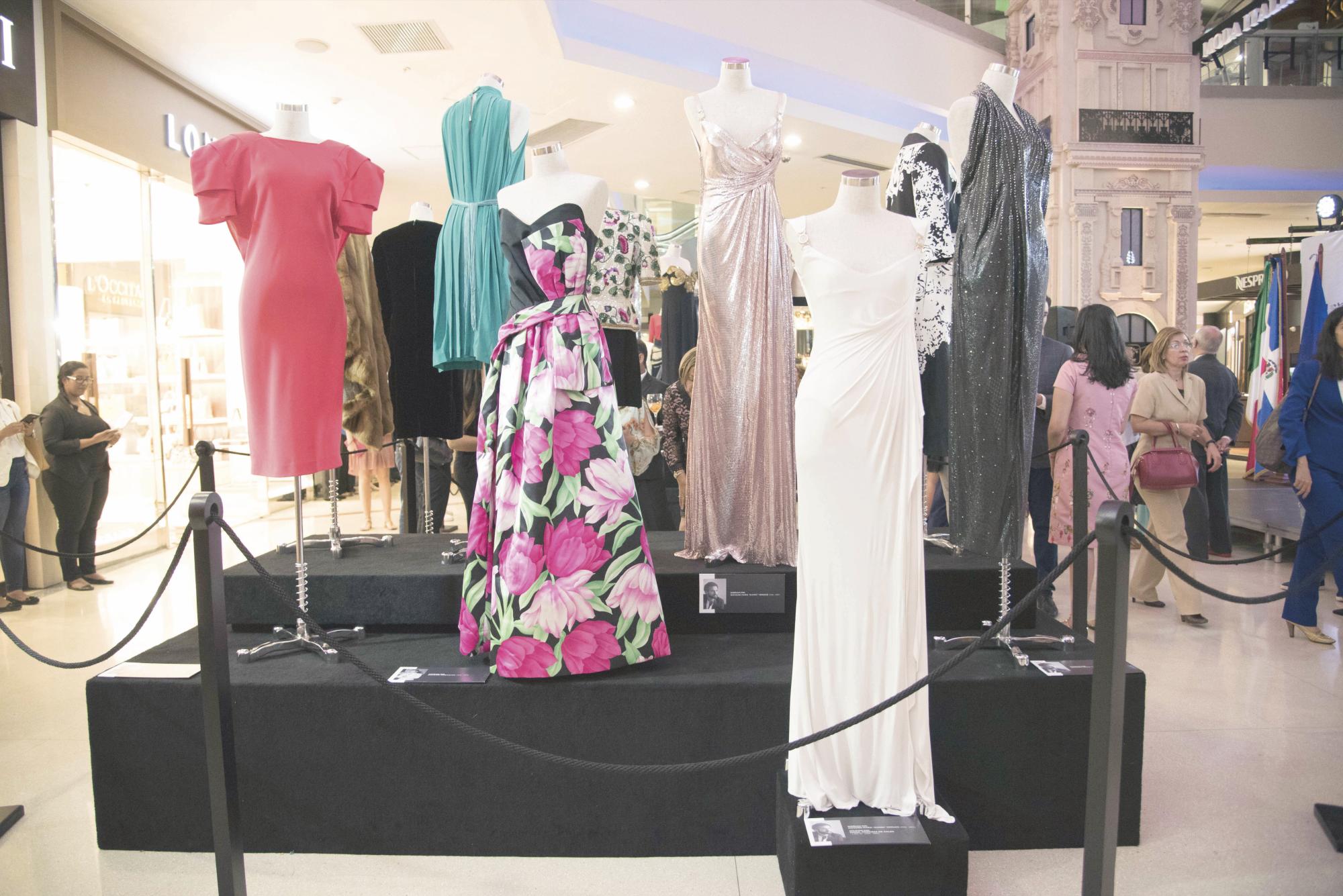 Parte de los vestidos de alta costura expuestos.
