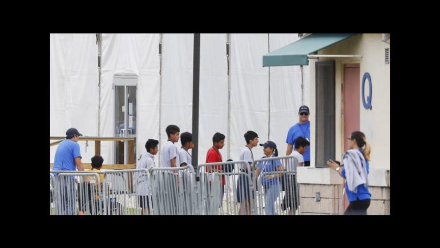 Juez acepta acuerdo del gobierno de Trump que revalúa asilo para padres y niños