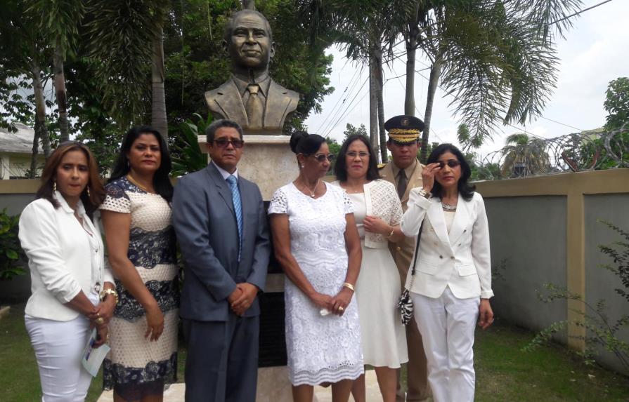 Develizan en Hato  Mayor busto del maestro César Cáceres Castillo
