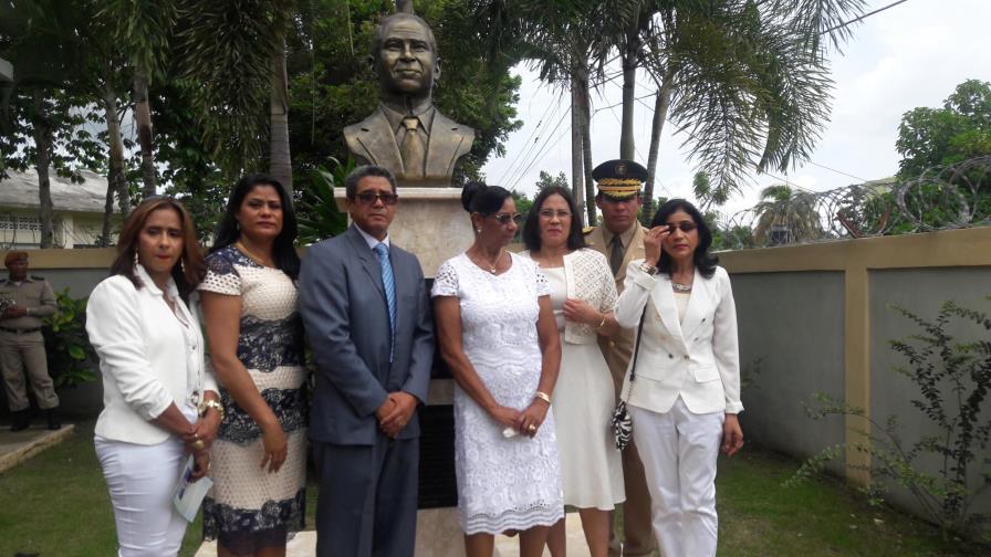 Develizan en Hato  Mayor busto del maestro César Cáceres Castillo