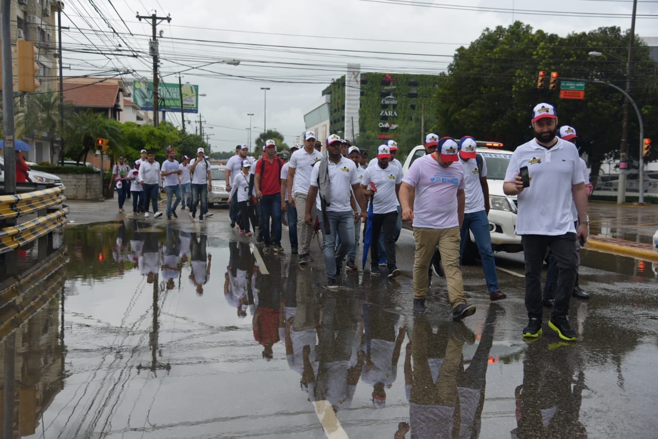 Los jóvenes recorrieron parte de la avenida Abraham Lincoln, custodiados por agentes policiales.