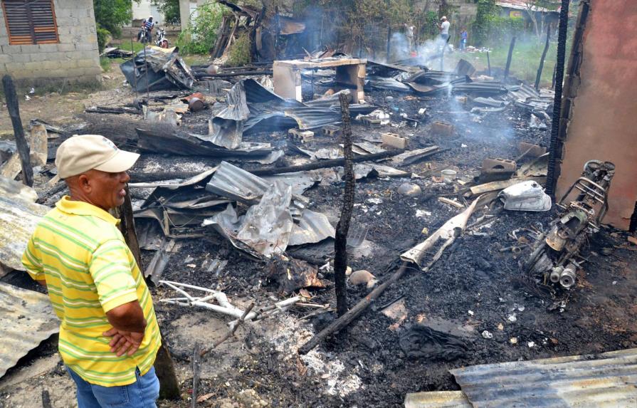 Fuego convierte en cenizas tres viviendas en Licey al Medio