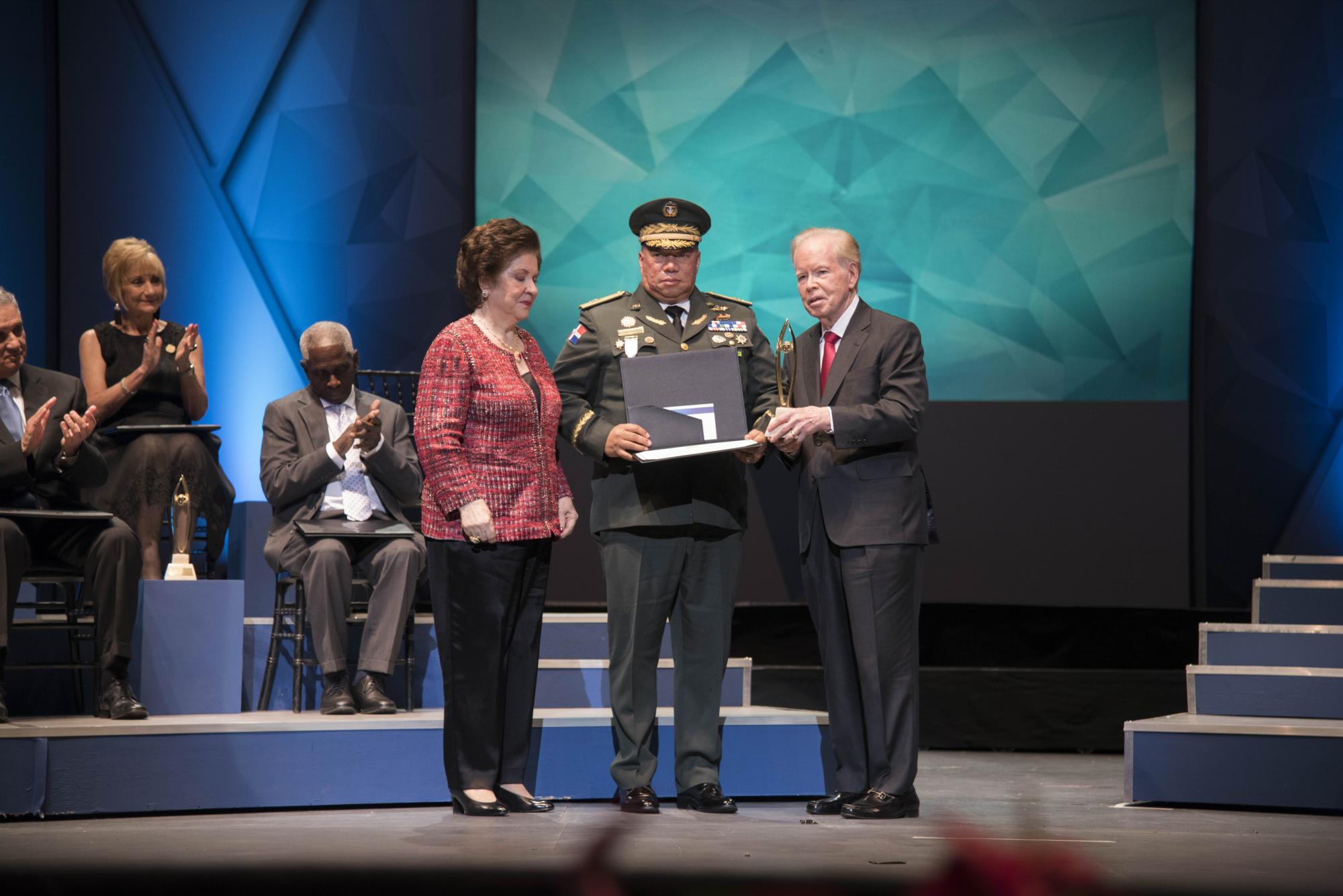 José Luis Corripio Estrada y Ana María Alonso de Corripio entregan el reconocimiento a Luis Coronado, de la Escuela Vocacionales. 