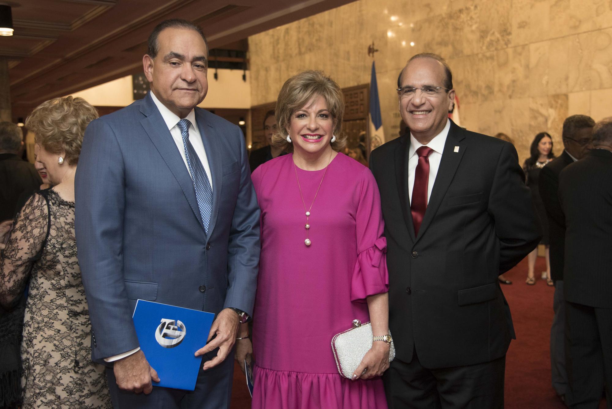 Julio Amado Castaños Guzmán, Belkis de Castaño y Julio Cesar Castaños.