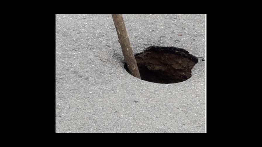 Se abre socavón en una calle del sector  Villa Aura