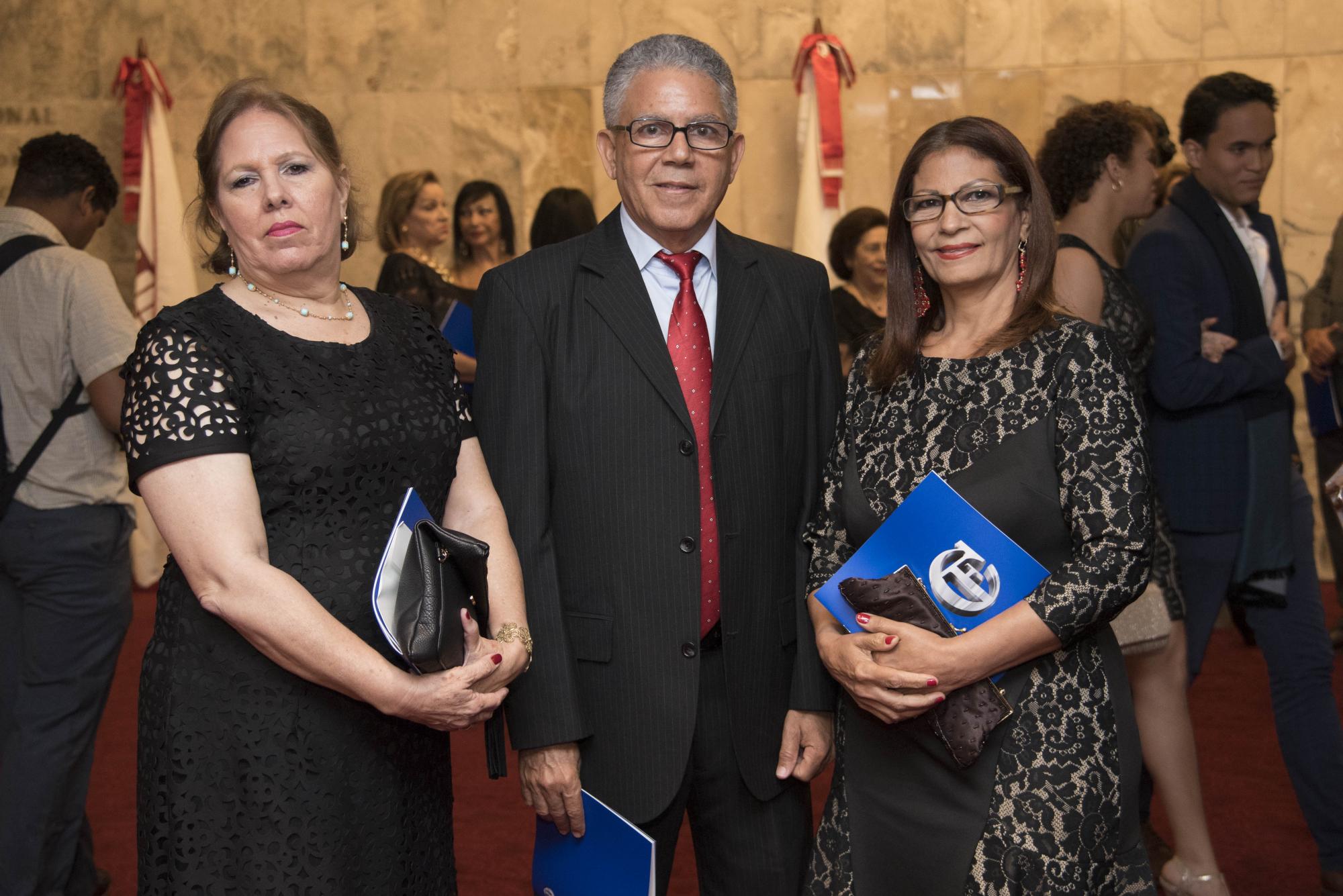 Alma Valverde, Julio Castro y Rosa María Domínguez.