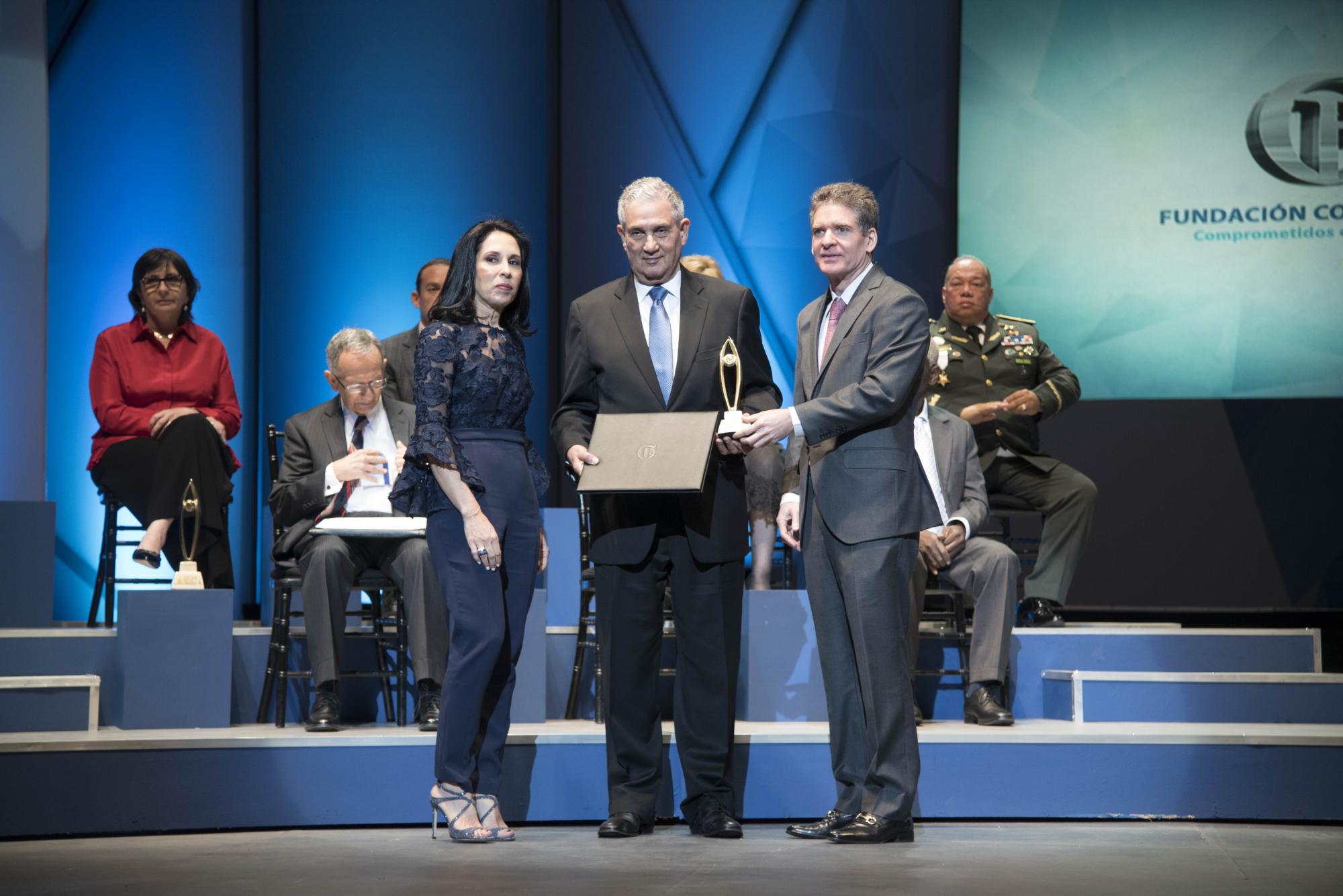 La categoría en Neurología lo recibió doctor José Joaquín Puello. Le entregan Laura Corripio y José Alfredo Corripio.