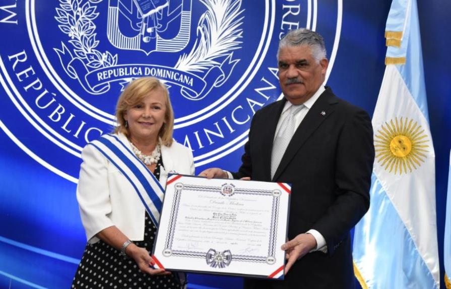 Canciller Vargas condecora a embajadora saliente de Argentina