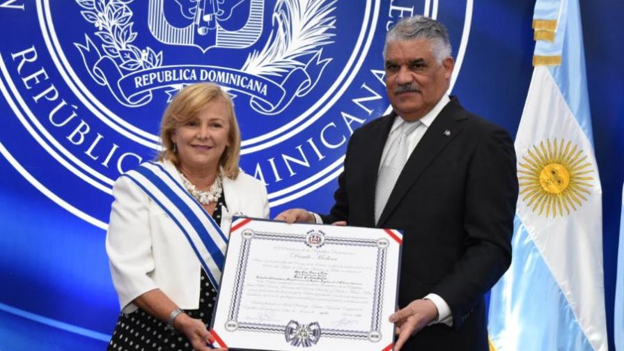 Canciller Vargas condecora a embajadora saliente de Argentina