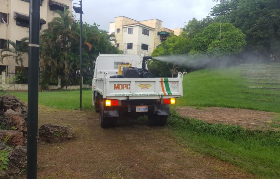 Obras Públicas fumiga parque Las Praderas afectado por una plaga de mosquitos