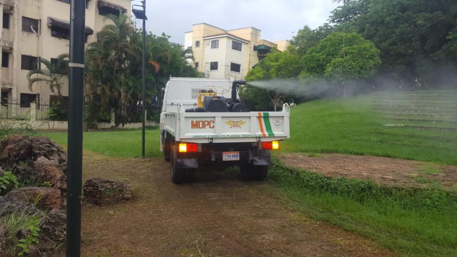 Obras Públicas fumiga parque Las Praderas afectado por una plaga de mosquitos
