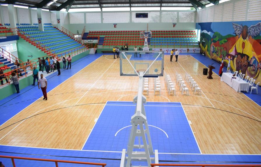Entregan remozado el polideportivo de Salcedo para los Juegos Nacionales