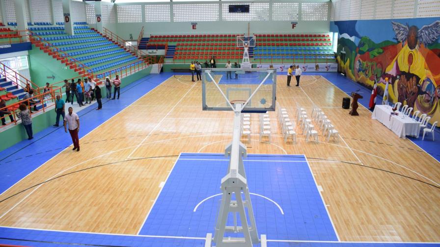 Entregan remozado el polideportivo de Salcedo para los Juegos Nacionales