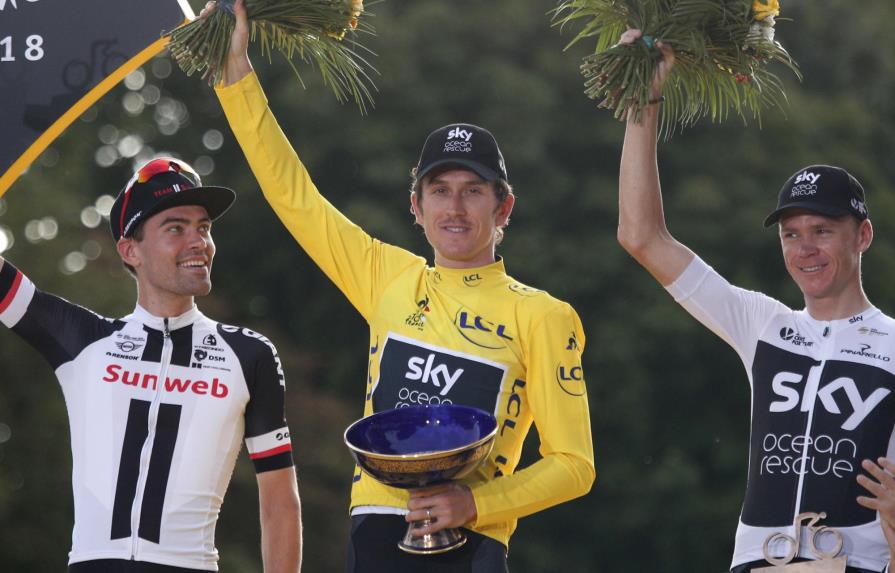 Le roban el trofeo de campeón del Tour de Francia a Geraint Thomas