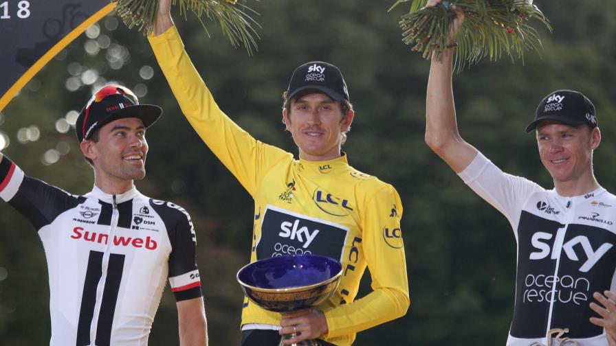 Le roban el trofeo de campeón del Tour de Francia a Geraint Thomas