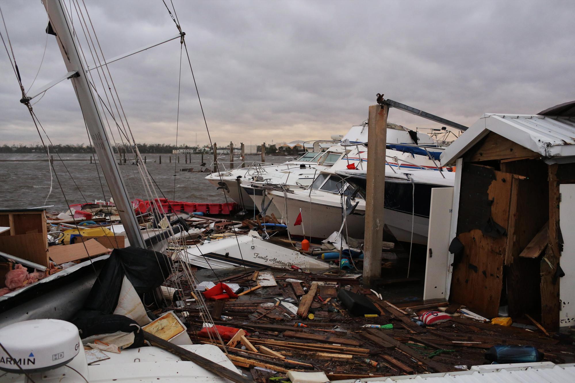 Vista de botes dañados en Panama City, Florida.
