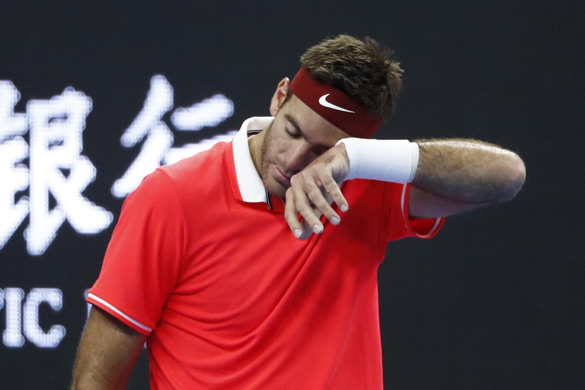 Juan Martín del Potro dejó Shanghai al dañarse su rodilla derecha en una mala caída tras tropezarse durante su duelo contra el croata Borna Coric. 