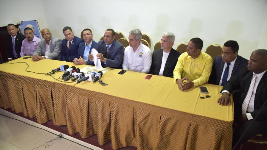 Alcaldes apoyan a Valentín para que siga como senador de Santiago