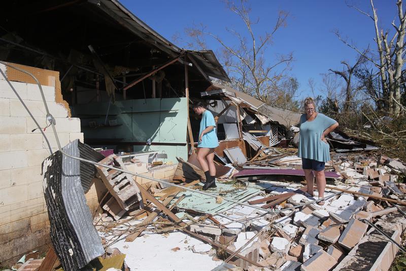 Aumentan a seis los muertos tras paso de huracán Michael por EEUU