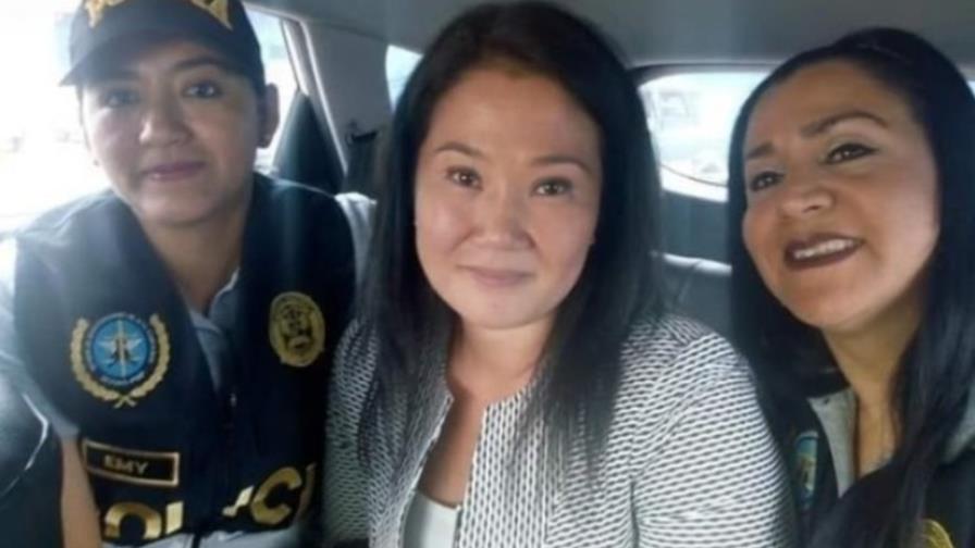 Polémico selfi de policías de Perú con Keiko Fujimori detenida es fotomontaje Polémico selfi de policías de Perú con Keiko Fujimori detenida es fotomontaje