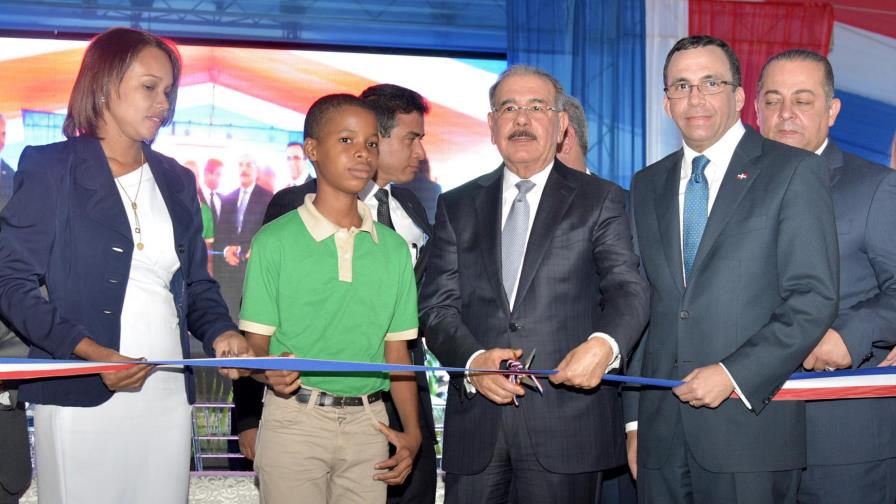  Presidente Medina entregó dos centros educativos en San Pedro de Macorís