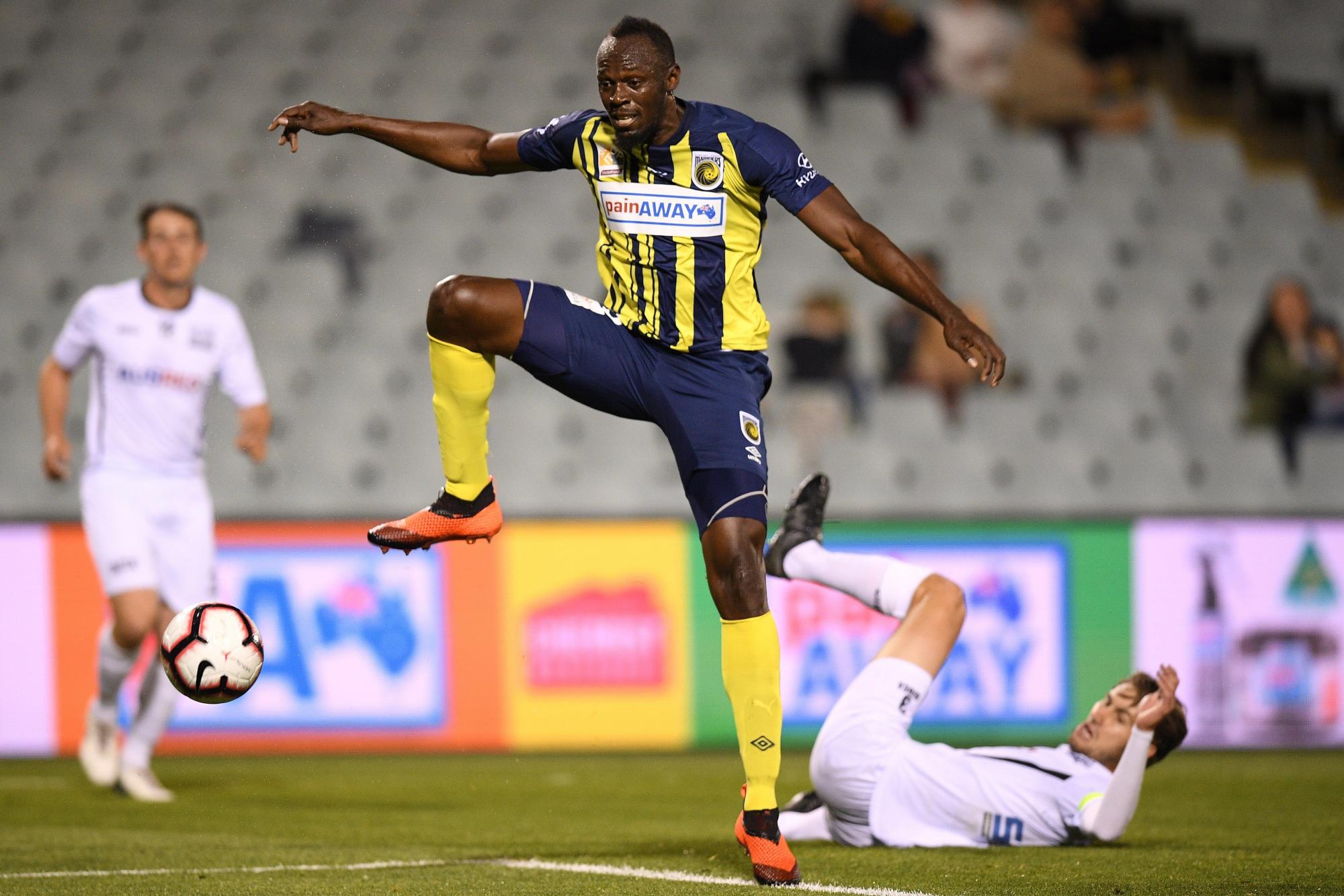  El jugador de los Marineros y ex atleta jamaicano Usain Bolt (c) controla el tiempo durante el partido de la Liga Australiana de fútbol que se enfrentó a los Marineros en Macarthur South West United, en el estadio Campbelltown de Sídney (Australia), el 12 de octubre de 2018.