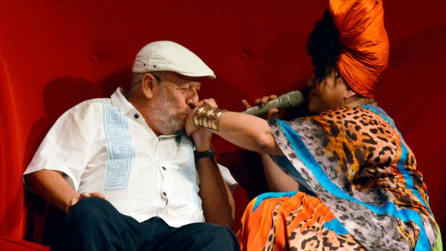 Los amores         de Diomary y Freddy a escena