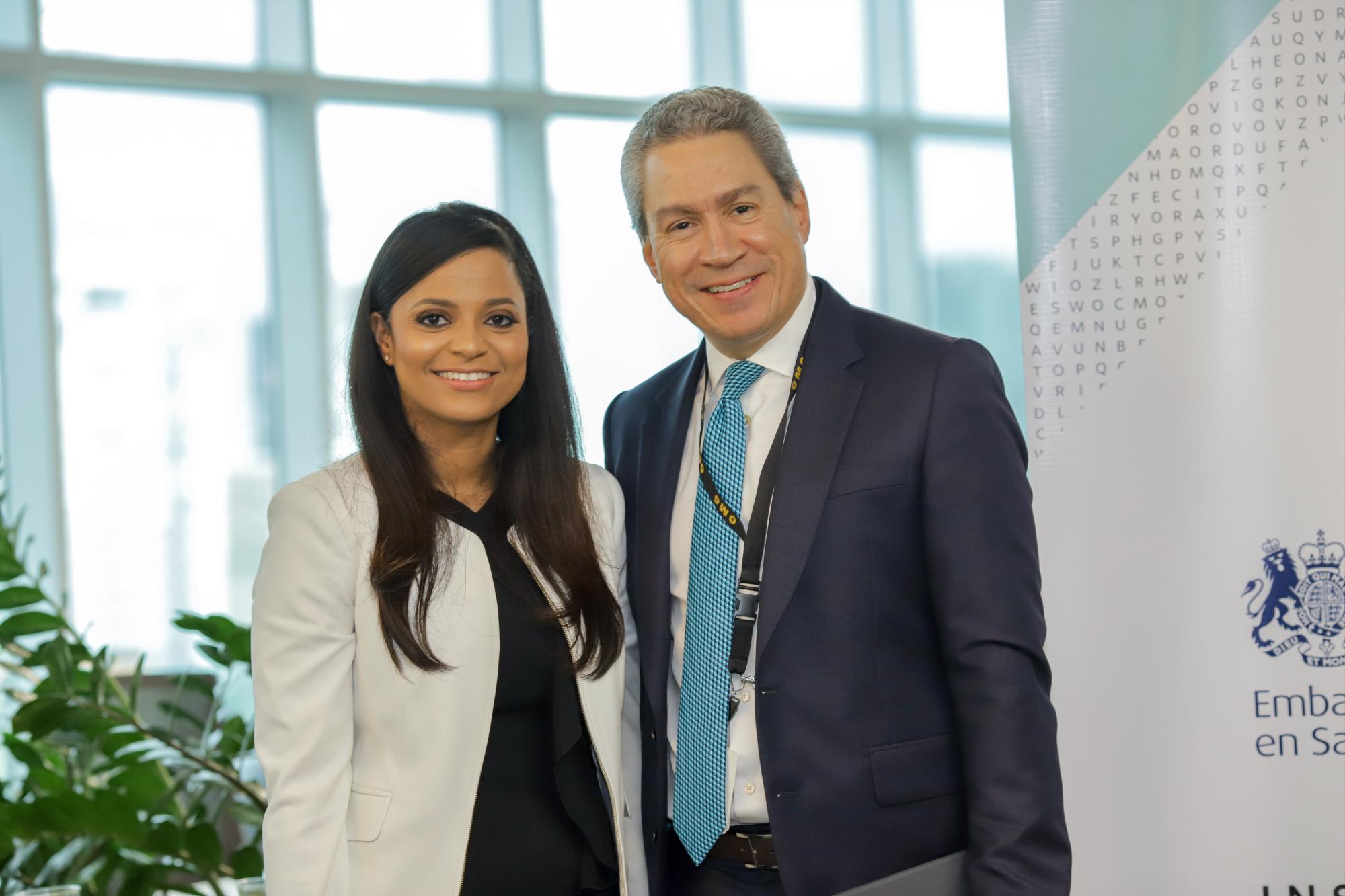 Fanny Solano, Directora Jurídica de la Banca Digital del CaixaBank en España junto a Leonel Melo, Presidente de OMG