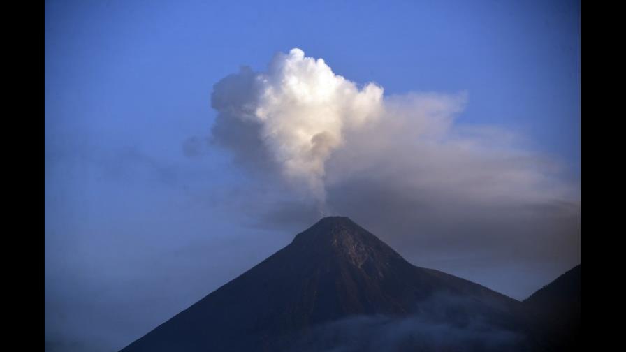 Evacúan a 62 personas por la erupción del volcán de Fuego en Guatemala