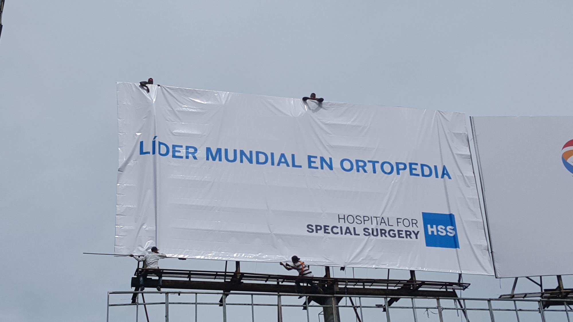 Varias personas trabajaban en la colocación de las vallas en la zona de los jardines del Estadio Quisqueya.