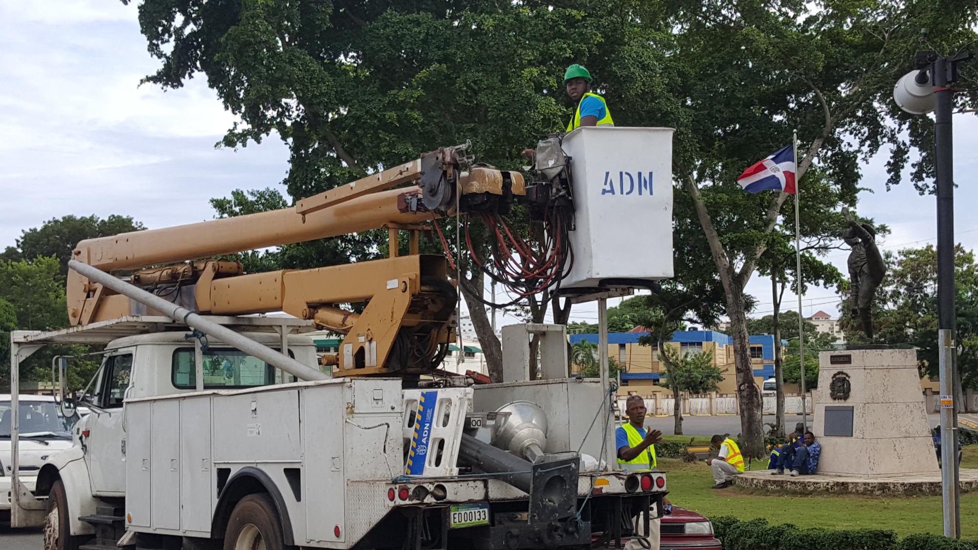 Alrededor del mediodía un camión del Ayuntamiento del Distrito Nacional también ayudaba con el ornato de la parte frontal del Estadio Quisqueya.