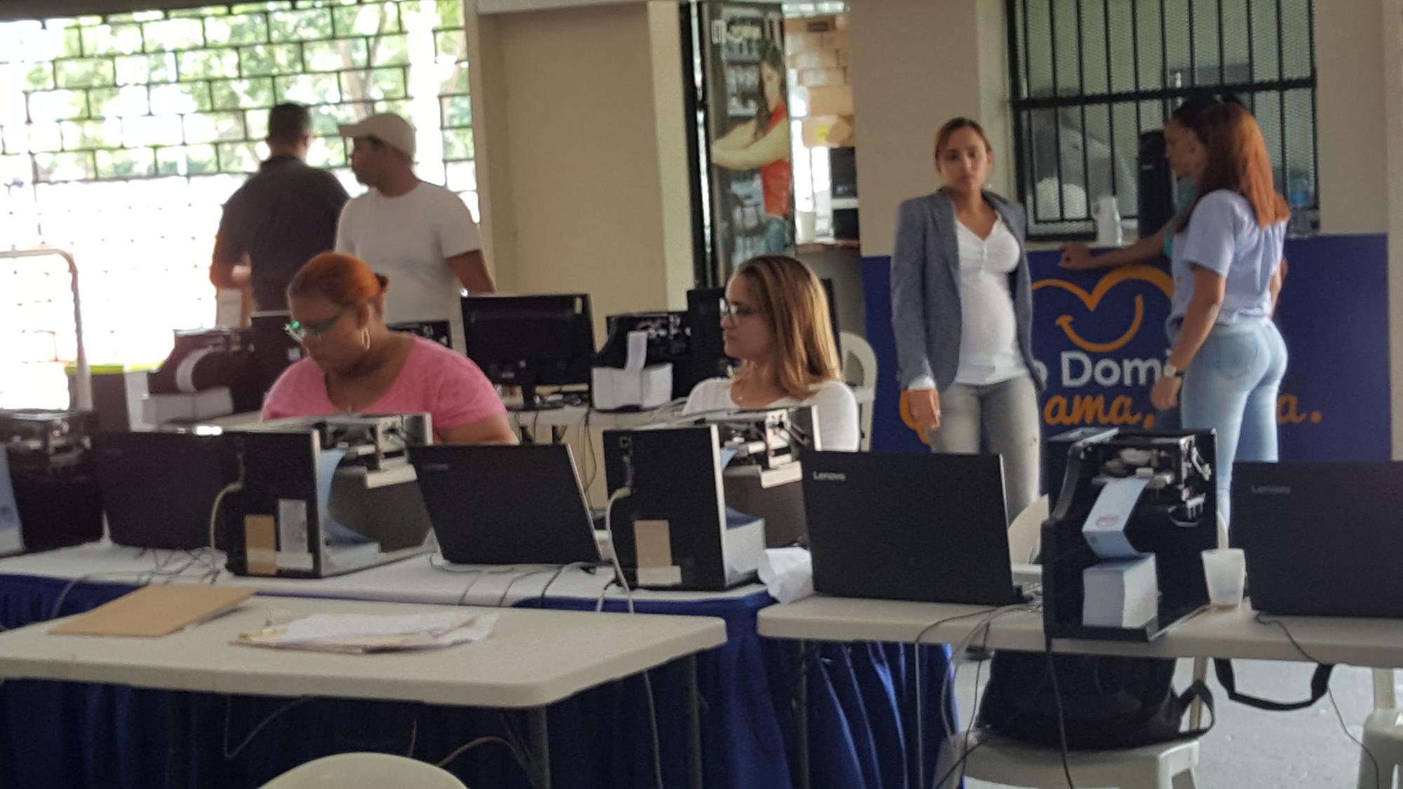 En horas de la mañana también se trabajaba en la impresión de las boletas en el Estadio Quisqueya para el partido que el sábado jugarán Gigantes del Cibao ante Leones del Escogido.