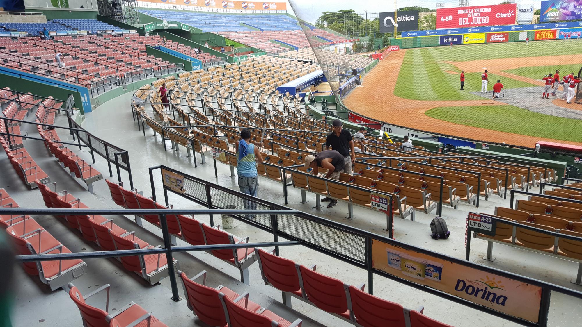 Durante la mañana y parte de la tarde se trabajaba en el ornato y limpieza del Estadio Quisqueya. Además de mapear el área de grada, seguidamete se aplicaba pintura.