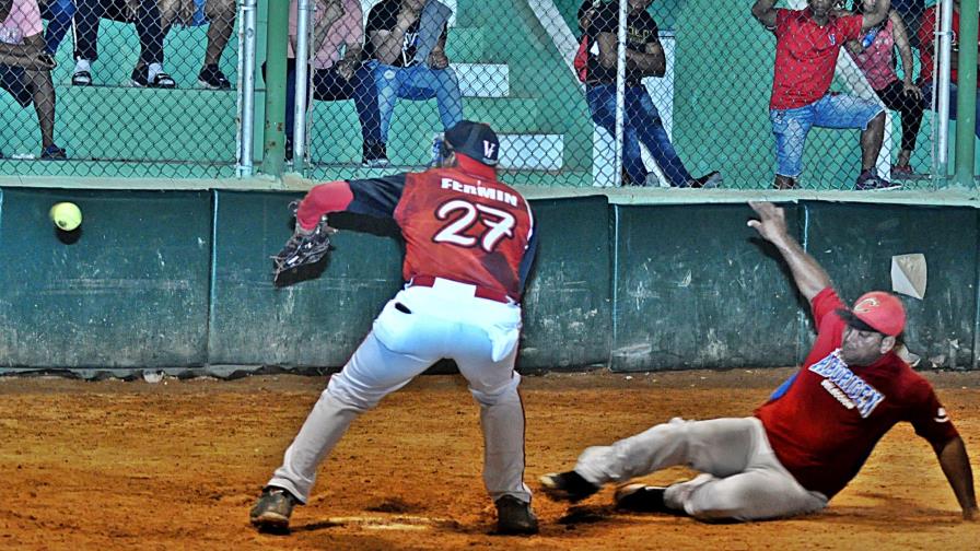 Los 95 de Cristo Fe y Picapiedras se citan en final adelantada de sóftbol Los 95 de Cristo Fe y Picapiedras se citan en final adelantada de sóftbol