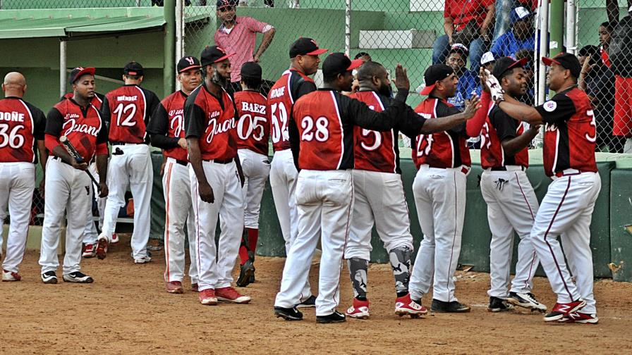 Villa Juana, Los Mellos, Los Prados y 95 de Cristo Fe-B ganan y avanzan en sóftbol