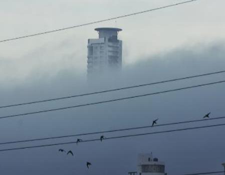 Santo Domingo cubierta de neblina