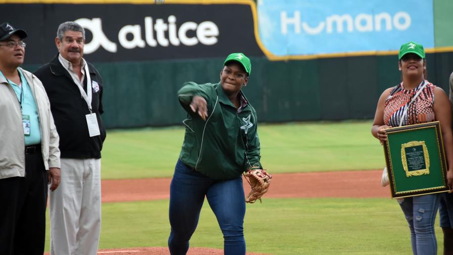 Estrellas vencen a las Águilas en partido recortado por la lluvia