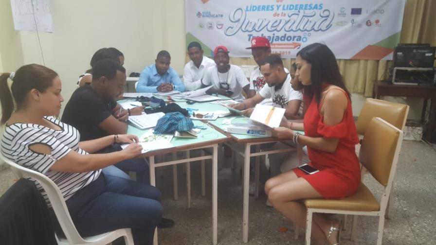 Jóvenes sindicalistas participan en programa de formación