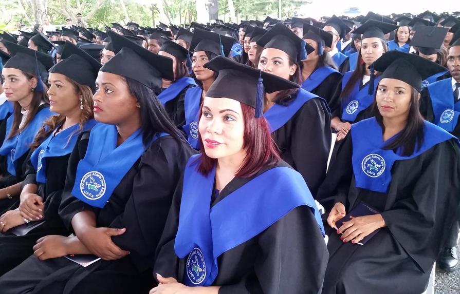 UAPA reconoce Alejandrina Germán durante graduación de mil 345 nuevos profesionales 