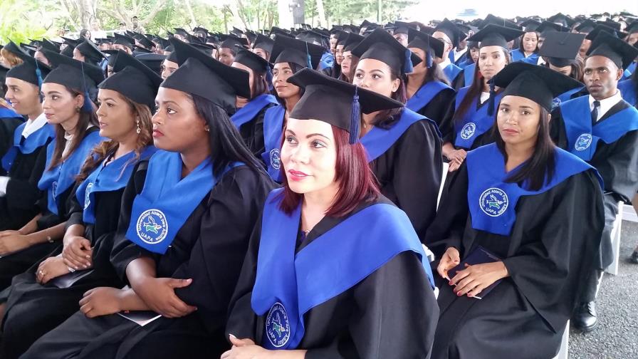 UAPA reconoce Alejandrina Germán durante graduación de mil 345 nuevos profesionales 