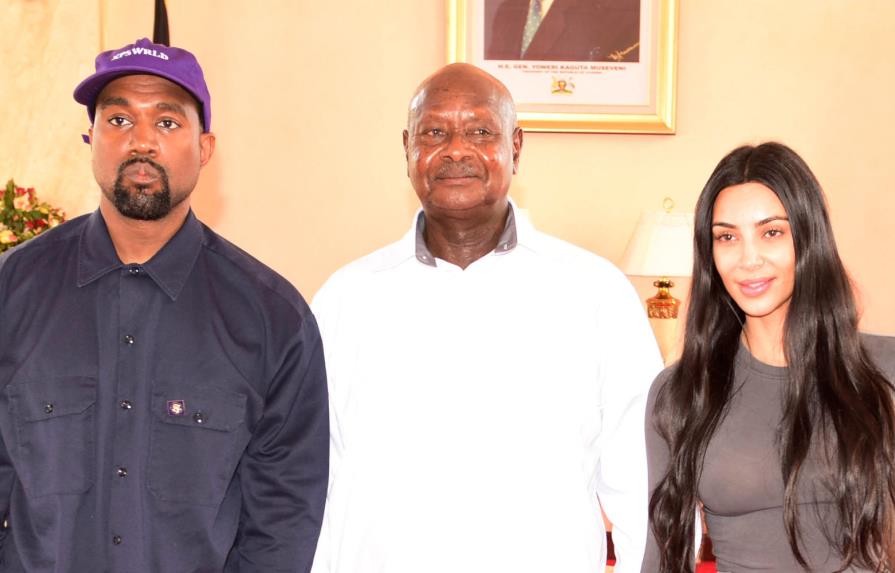 Kanye West se reúne con presidente de Uganda