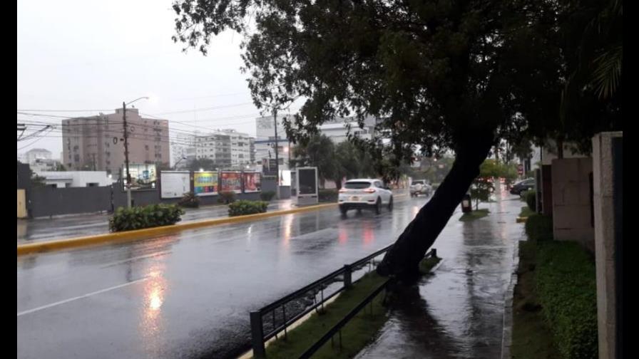 Lluvias y tormentas eléctricas afectan zonas del país; llega otra onda tropical Lluvias y tormentas eléctricas afectan zonas del país; llega otra onda tropical