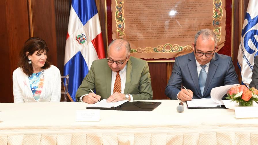 CDEEE firma contrato con Xcoal Energy para compra carbón de Punta Catalina